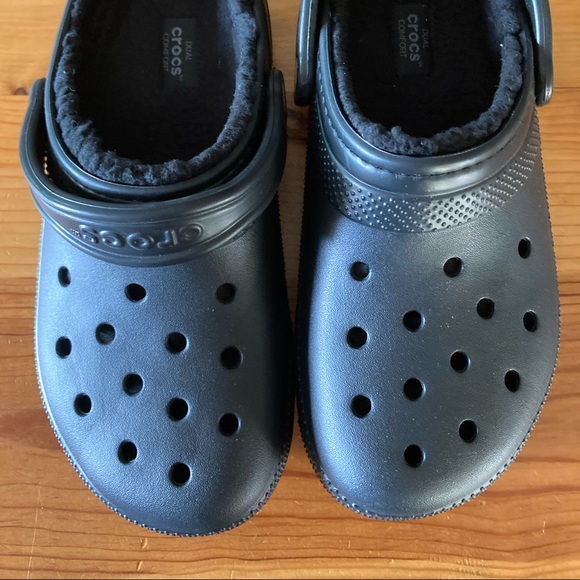 Crocs unisex, Men’s-6, Women’s-8.  Black/lined. - Picture 2 of 6